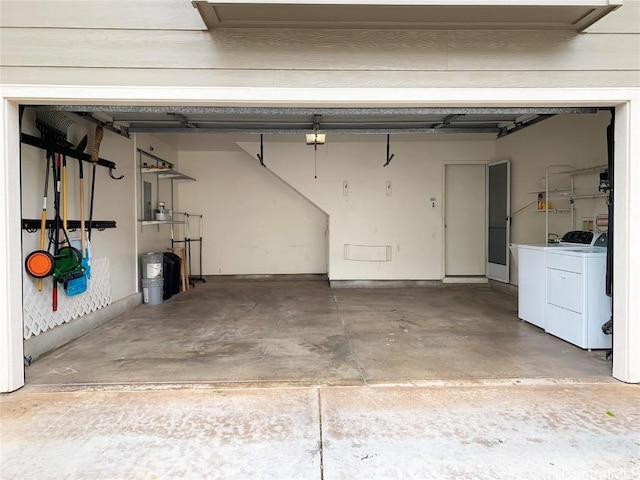 garage featuring washing machine and clothes dryer