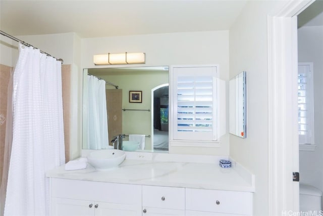 full bath featuring a shower with curtain and vanity