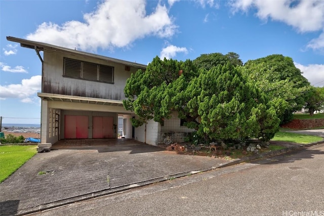 view of front facade featuring a garage and concrete driveway