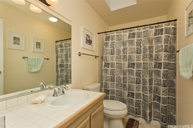 full bath with toilet, a shower with curtain, and vanity