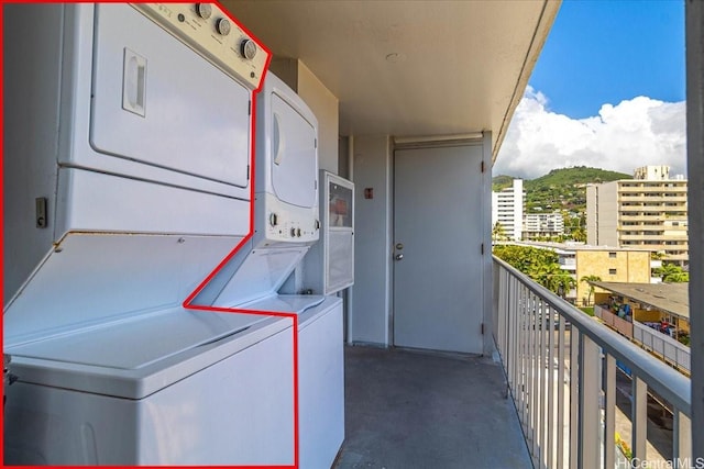 1325 Wilder Ave Unit 5, Honolulu, HI 96822 - laundry area featuring stacked washer and clothes dryer