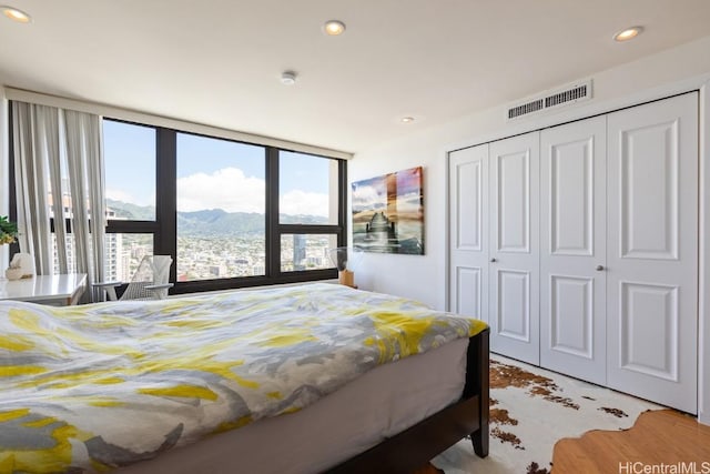 bedroom with visible vents, a closet, a mountain view, and recessed lighting