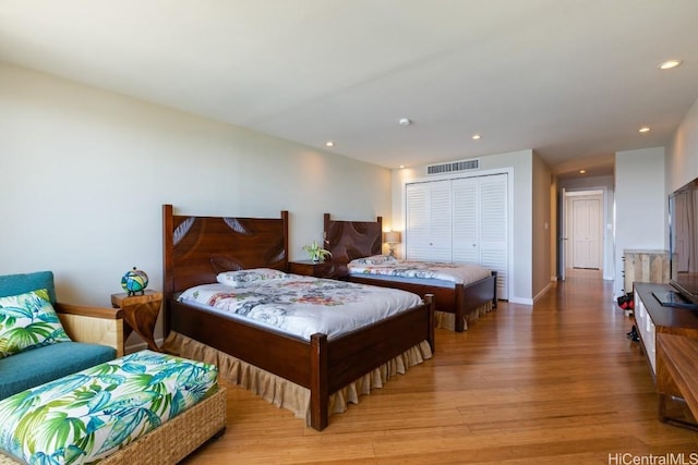 bedroom featuring recessed lighting, a closet, visible vents, light wood-type flooring, and baseboards