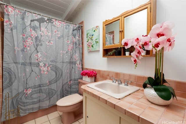 full bath with toilet, tile patterned flooring, vanity, and a shower with curtain