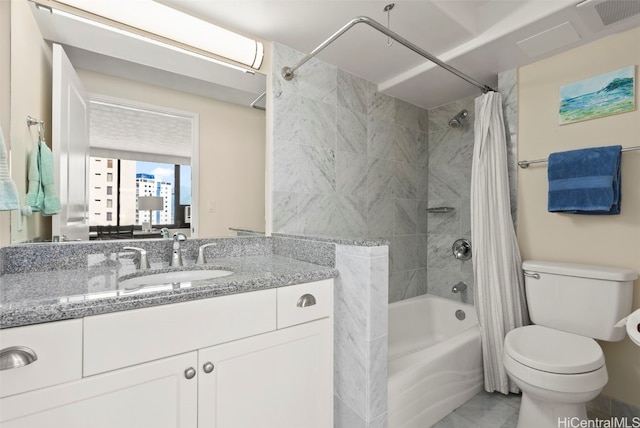 full bath with shower / tub combo with curtain, vanity, and toilet