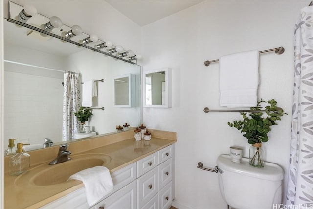 full bath with vanity, toilet, and a shower with curtain