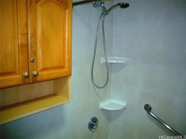 interior details with a tile shower