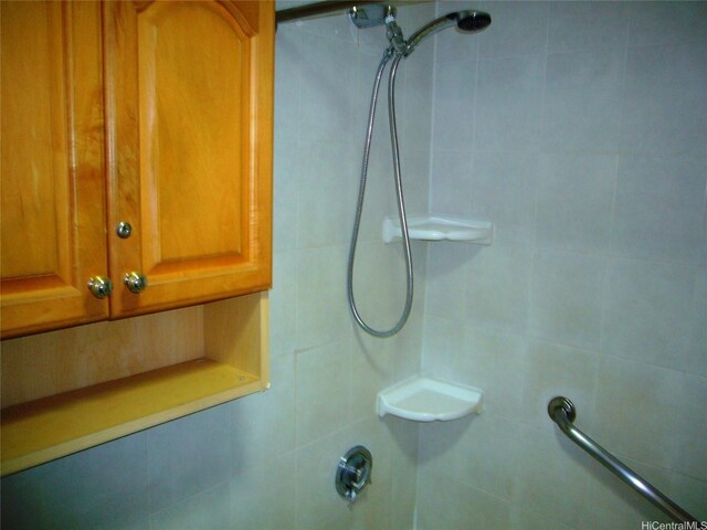 201 Ohua Ave Unit 2112Mauka, Honolulu, HI 96815 - bathroom featuring tiled shower and tile walls