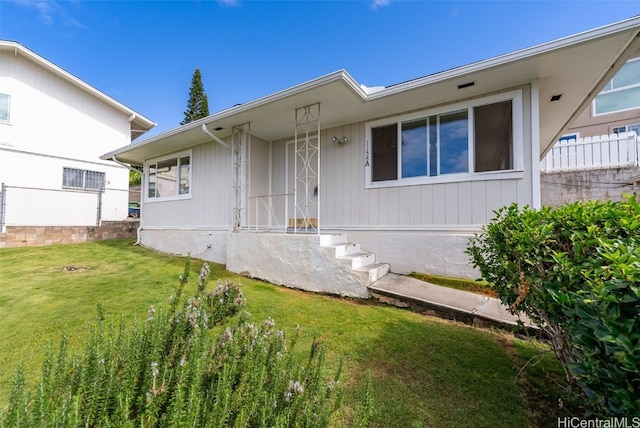 view of front of house featuring fence and a front lawn