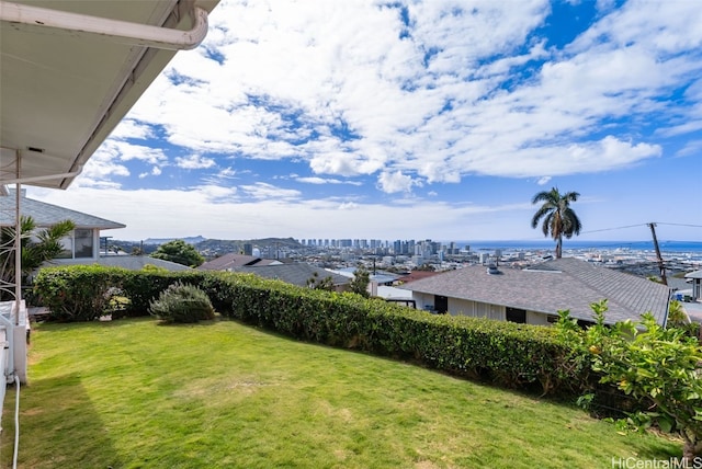 view of yard featuring a city view