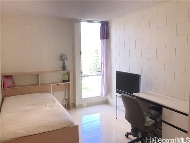 2714 Kahoaloha Ln Unit 503, Honolulu, HI 96826 - bedroom featuring an office area and light flooring