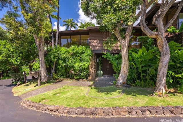 view of front of house with a front lawn