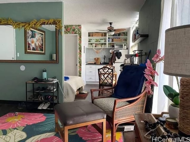 sitting room with ceiling fan