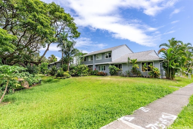 view of front facade featuring a front yard