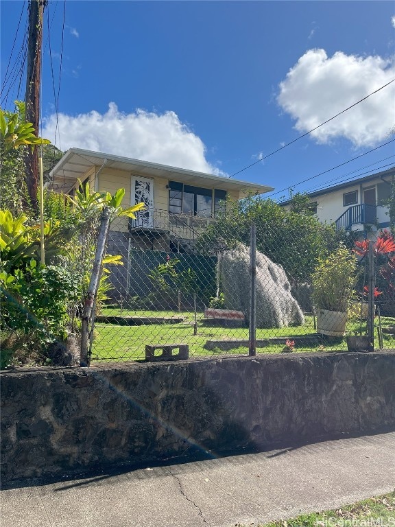 view of front of house featuring a fenced front yard