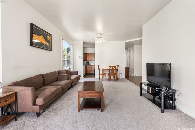91-1058 Kekuilani Loop Unit 1804, Kapolei, HI 96707 - living room with ceiling fan, baseboards, and light colored carpet