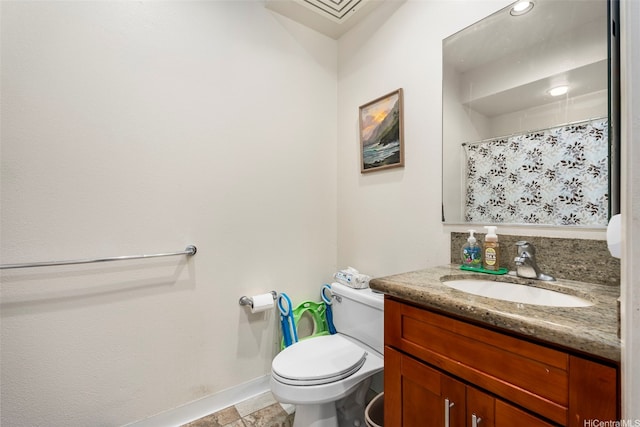 91-1058 Kekuilani Loop Unit 1804, Kapolei, HI 96707 - bathroom with baseboards, toilet, vanity, and a shower with shower curtain