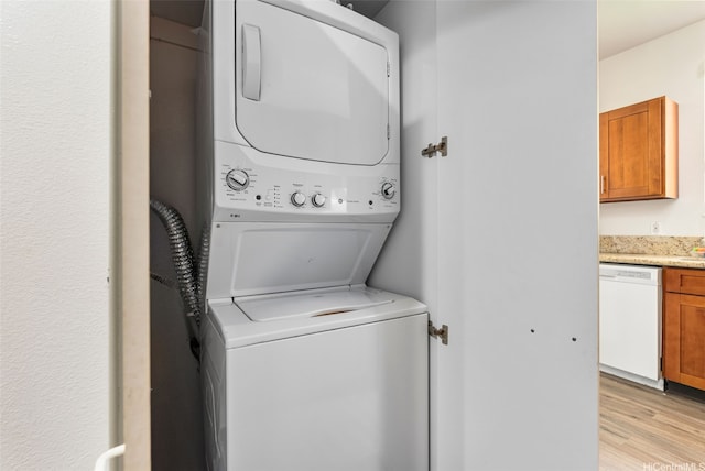 91-1058 Kekuilani Loop Unit 1804, Kapolei, HI 96707 - clothes washing area with stacked washer / drying machine and light wood-type flooring