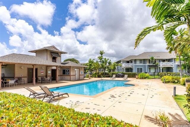 91-1058 Kekuilani Loop Unit 1804, Kapolei, HI 96707 - pool with fence and a patio