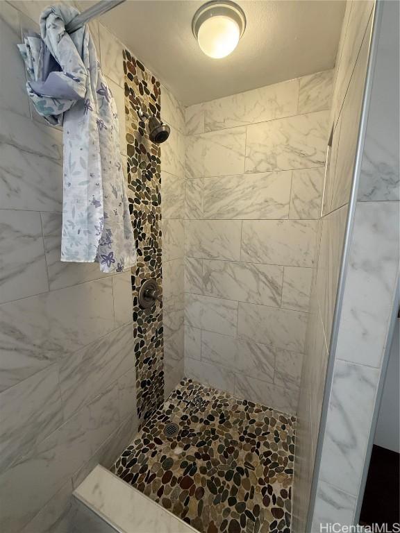 bathroom featuring a tile shower