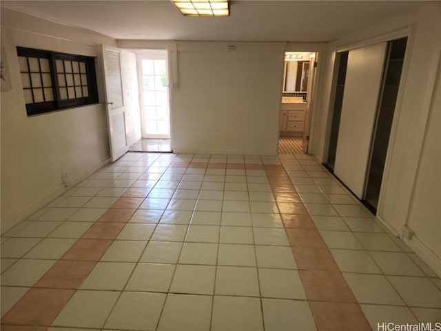 unfurnished room featuring light tile patterned flooring