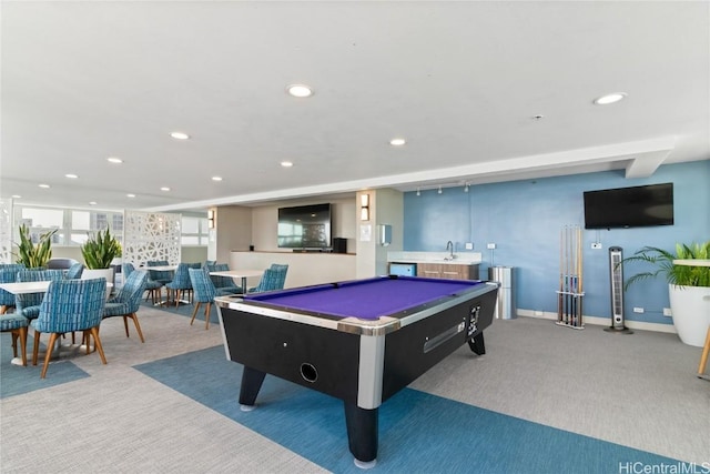 recreation room featuring wet bar, carpet flooring, baseboards, and recessed lighting