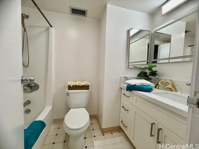 full bath featuring shower / bath combination, baseboards, visible vents, toilet, and vanity