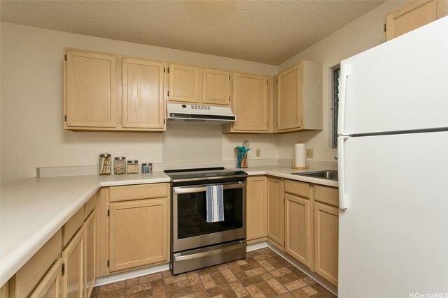95-1050 Makaikai St Unit 14H, Mililani, HI 96789 - kitchen with stainless steel electric stove, light countertops, freestanding refrigerator, under cabinet range hood, and light brown cabinetry