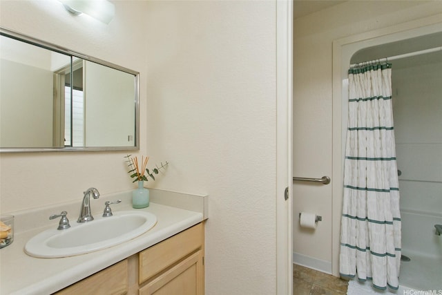 95-1050 Makaikai St Unit 14H, Mililani, HI 96789 - bathroom with curtained shower and vanity