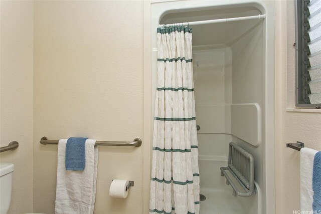 95-1050 Makaikai St Unit 14H, Mililani, HI 96789 - bathroom with toilet and a shower with curtain