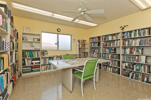 95-1050 Makaikai St Unit 14H, Mililani, HI 96789 - office space with wall of books, ceiling fan, and a textured ceiling