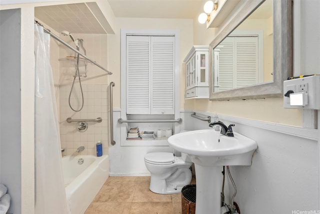 41-949 Laumilo St, Waimanalo, HI 96795 - bathroom featuring toilet, tile patterned floors, shower / bath combo, a closet, and a sink
