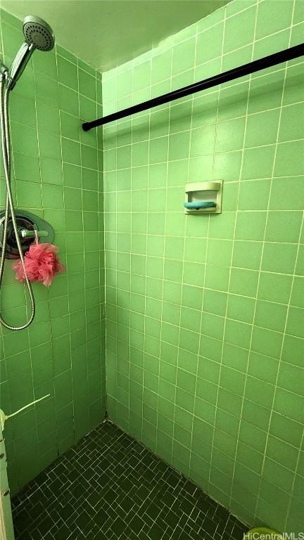 bathroom featuring a tile shower