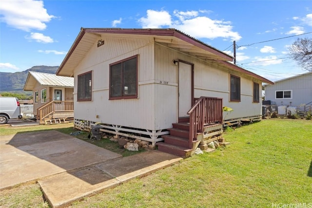 view of front facade with a front yard