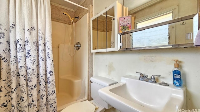 full bathroom featuring a sink, toilet, and a shower with curtain