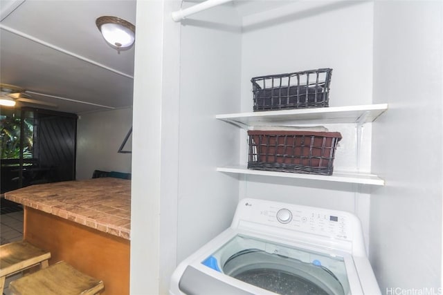 laundry room with washer / dryer and a ceiling fan