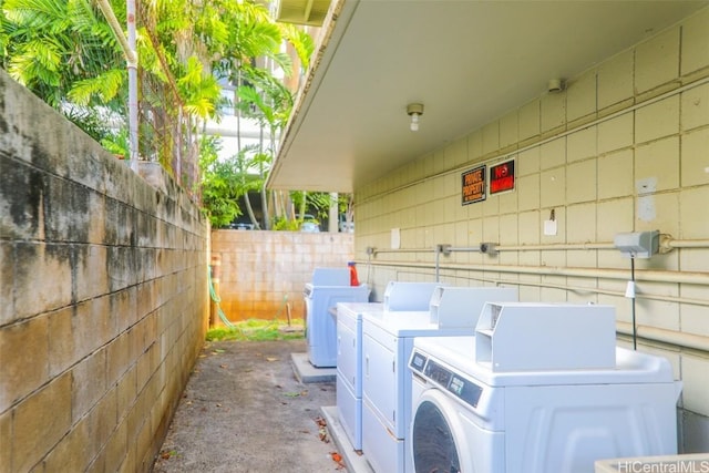 laundry area with laundry area and independent washer and dryer