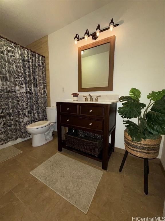 full bath with vanity, toilet, and a shower with curtain