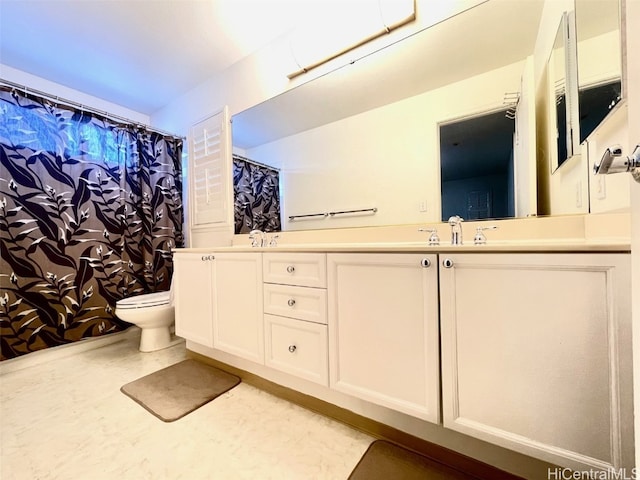 full bath with double vanity, curtained shower, toilet, and a sink