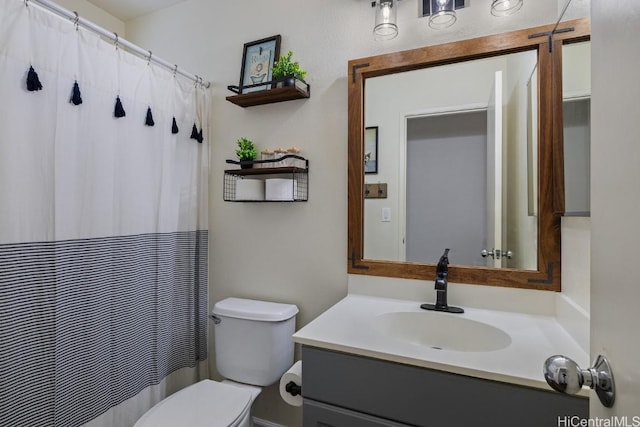 full bath featuring curtained shower, toilet, and vanity