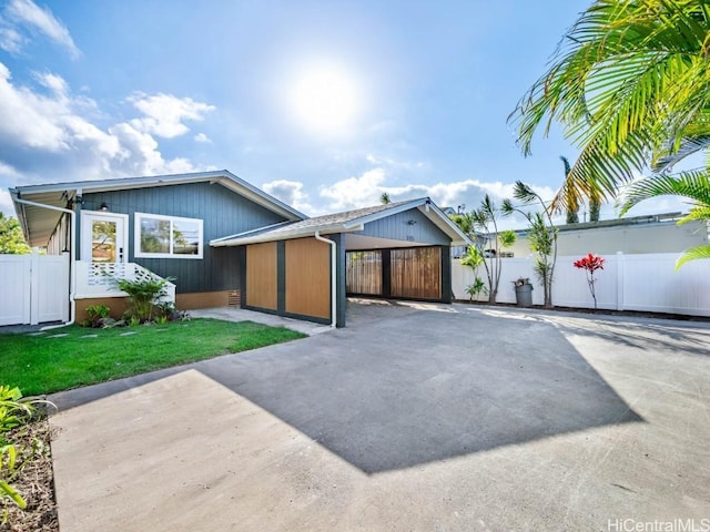 view of front of home featuring a gate, a front lawn, and fence