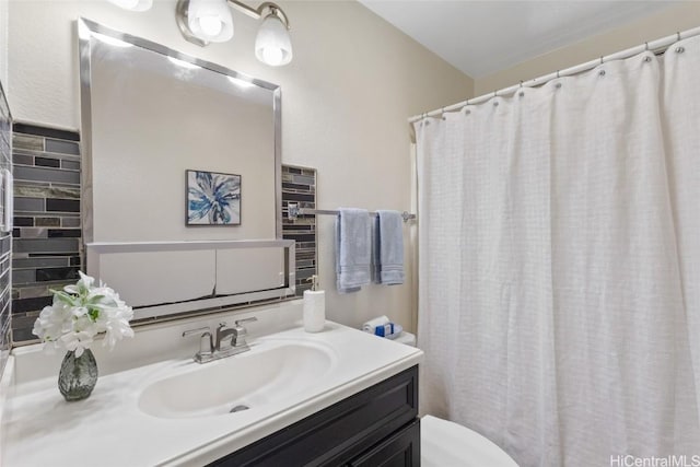 full bathroom featuring curtained shower, toilet, and vanity