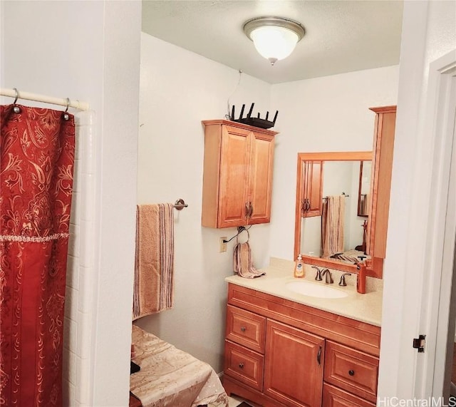 full bath featuring a shower with shower curtain and vanity