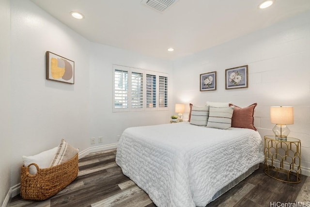 bedroom with dark wood-style floors, recessed lighting, visible vents, and baseboards