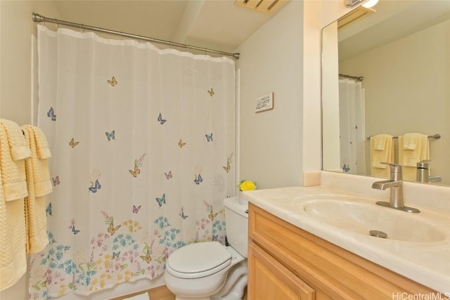 full bath with curtained shower, toilet, visible vents, and vanity