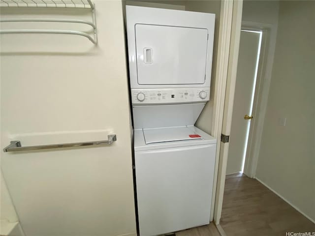 91-241 Hanapouli Cir Unit 24H, Ewa Beach, HI 96706 - laundry area featuring stacked washer and clothes dryer and wood finished floors