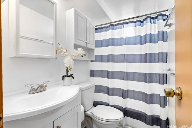 full bath featuring curtained shower, toilet, and vanity