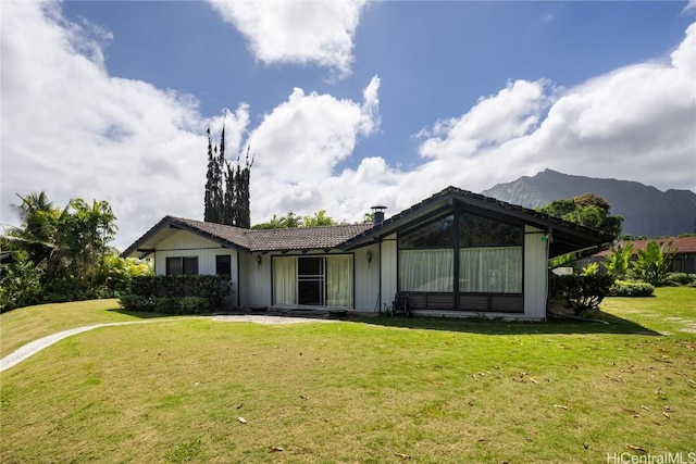 back of house featuring a lawn