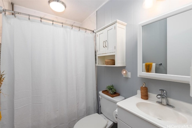 full bath with vanity, curtained shower, and toilet