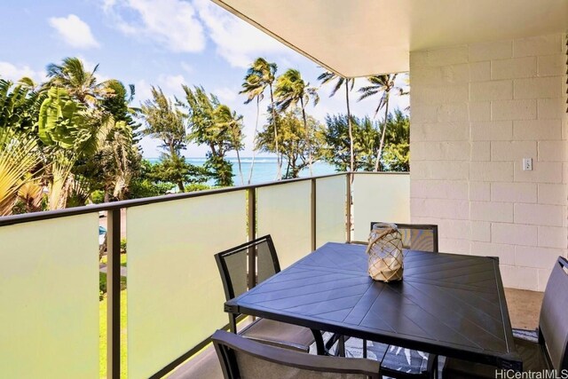 balcony with outdoor dining space